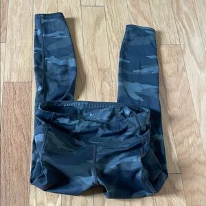 Athleta ultimate stash pocket leggings with Modern Camo Design xs